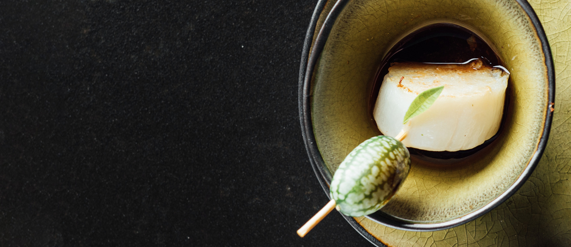 Coquilles brièvement cuites avec une sauce japonaise